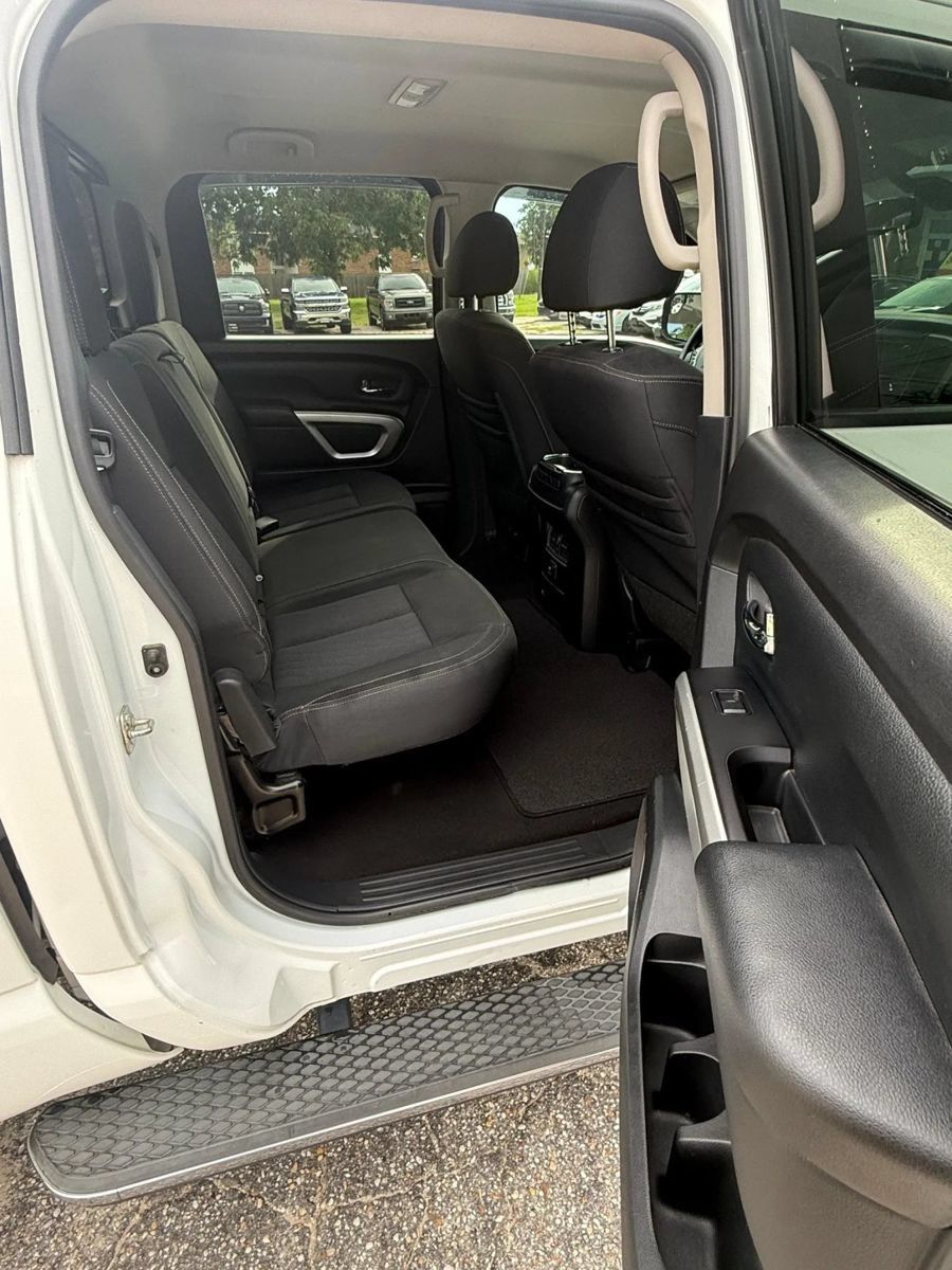 Used 2018 Nissan Titan SV w/ SV Convenience Package RWD image 14