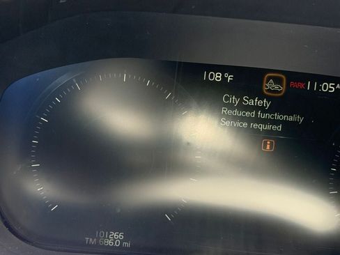 Used 2018 Volvo XC60 T5 Momentum w/ Convenience Package AWD/4WD image 3