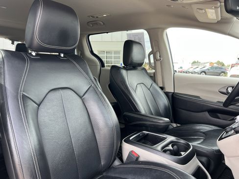 Used 2022 Chrysler Pacifica Touring-L image 17