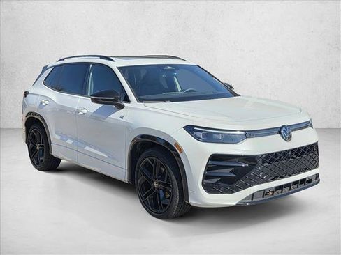 Used 2025 Volkswagen Tiguan SE R-Line image 3