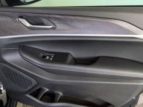 Certified 2025 Jeep Grand Cherokee Limited w/ Black Appearance Package image 34