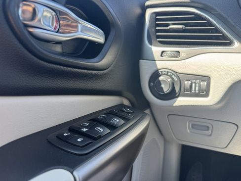 Used 2021 Jeep Cherokee Latitude Plus AWD/4WD image 23