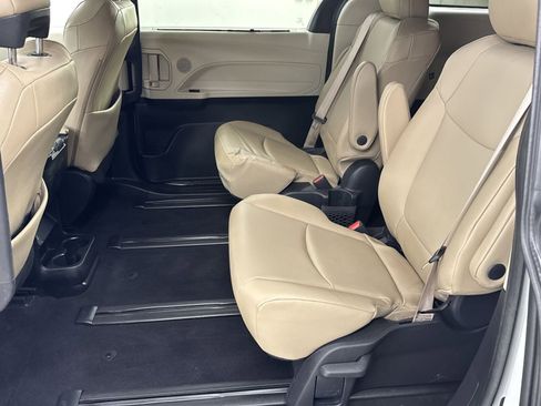 Used 2022 Toyota Sienna XLE image 28
