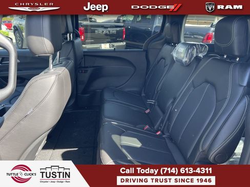 New 2026 Chrysler Pacifica Select FWD image 18