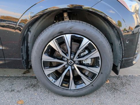 Used 2025 Volvo XC60 B5 Plus image 12