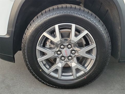 Used 2023 GMC Acadia SLE image 24