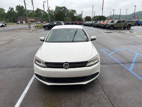 Used 2011 Volkswagen Jetta SE FWD image 2