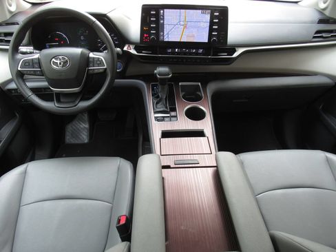 Used 2023 Toyota Sienna XLE w/ XLE Plus Package AWD/4WD image 36