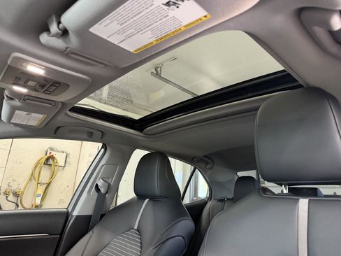 Used 2020 Toyota Camry SE w/ Convenience Package FWD image 21