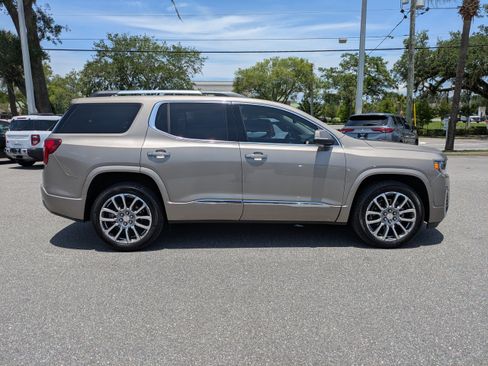 Used 2023 GMC Acadia Denali w/ Denali Ultimate Package AWD/4WD image 3
