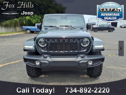 Used 2025 Jeep Gladiator Sport AWD/4WD image 2