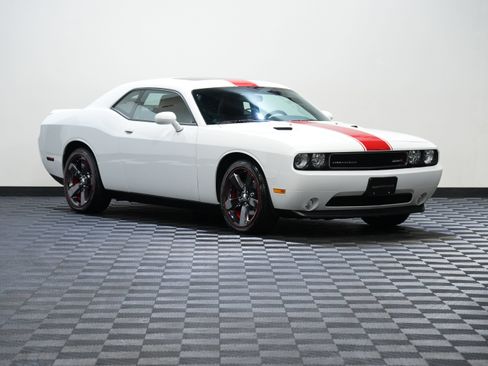 Used 2014 Dodge Challenger SXT RWD image 5