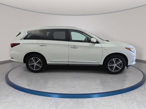 Used 2019 INFINITI QX60 Luxe w/ Essential Package FWD image 4