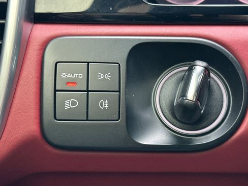 Certified 2023 Porsche Cayenne Platinum Edition image 23