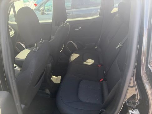 Used 2017 Jeep Renegade Latitude FWD image 8