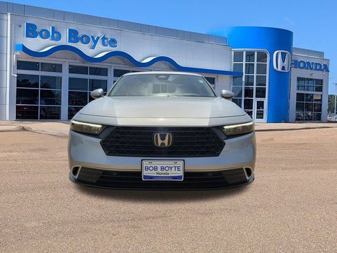 Used 2023 Honda Accord Touring image 2