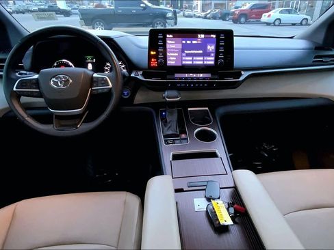 Used 2023 Toyota Sienna XLE FWD image 15