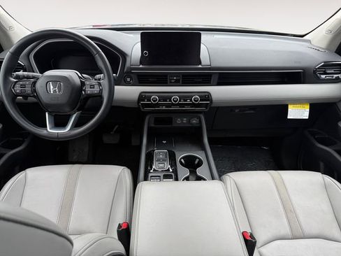 Certified 2025 Honda Pilot Touring image 10