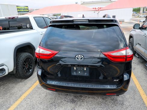 Used 2019 Toyota Sienna XLE image 9