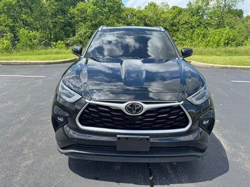 Used 2021 Toyota Highlander XLE AWD/4WD image 8