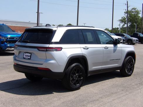 Used 2025 Jeep Grand Cherokee Altitude AWD/4WD image 30
