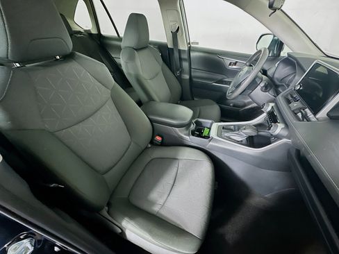 Used 2025 Toyota RAV4 XLE FWD image 31
