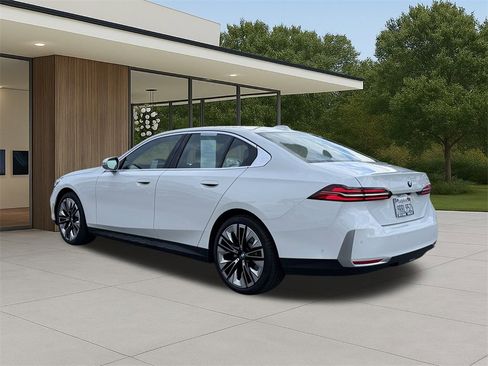 Used 2025 BMW 530i image 11