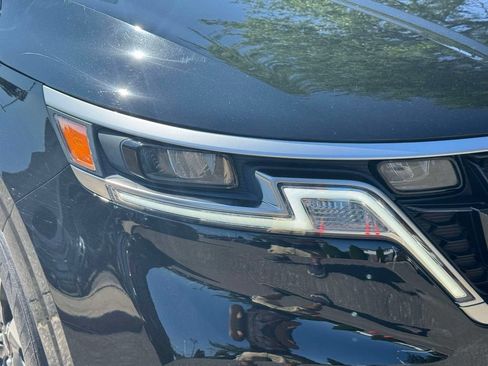 Used 2024 Kia Carnival EX FWD image 8