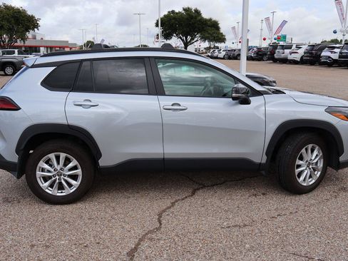 Used 2026 Toyota Corolla Cross LE FWD image 2