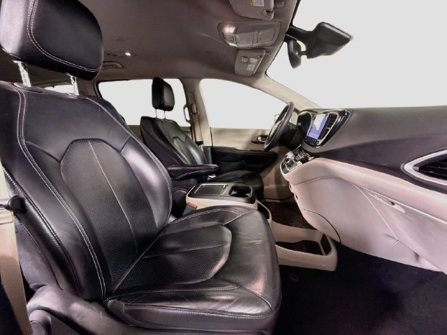 Used 2022 Chrysler Pacifica Touring-L FWD image 28