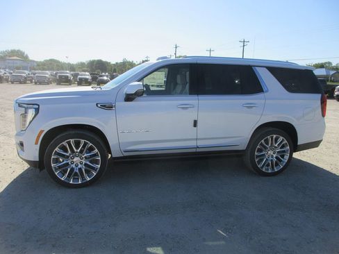 New 2026 GMC Yukon Denali w/ Denali Reserve Package AWD/4WD image 7
