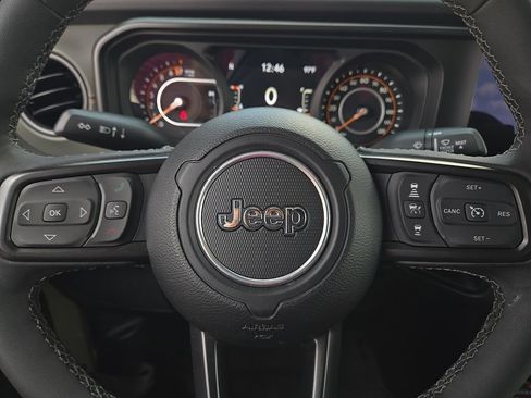Used 2025 Jeep Gladiator Mojave AWD/4WD image 19