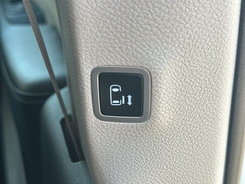 Used 2024 Chrysler Pacifica Touring-L FWD image 38