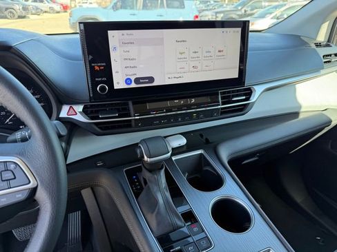 Used 2025 Toyota Sienna XLE image 17