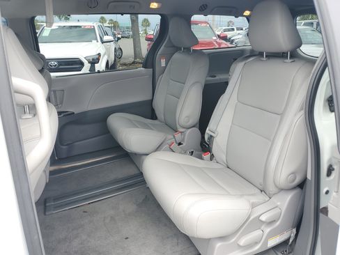 Certified 2018 Toyota Sienna XLE Premium FWD image 11
