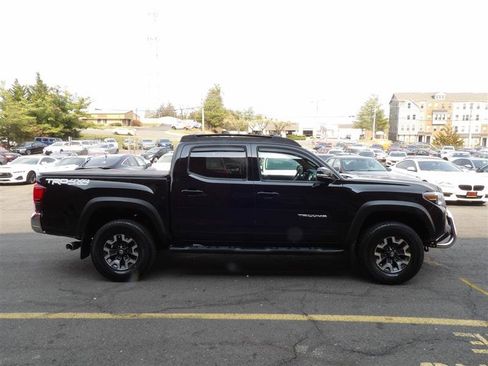 Used 2018 Toyota Tacoma TRD Off-Road image 6