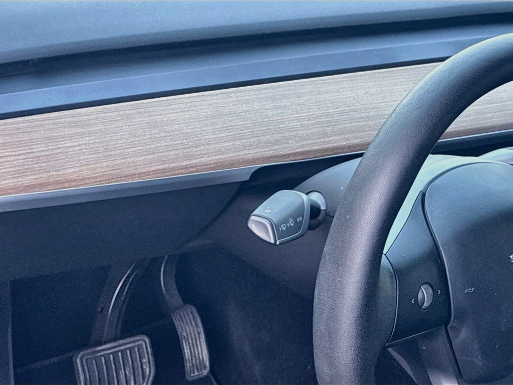 Used 2025 Tesla Model Y Long Range RWD image 10