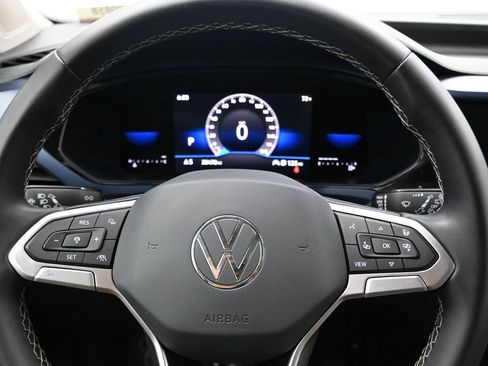 Used 2023 Volkswagen Taos SE w/ Panoramic Sunroof Package FWD image 17