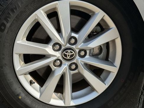 Used 2025 Toyota Camry LE FWD image 5