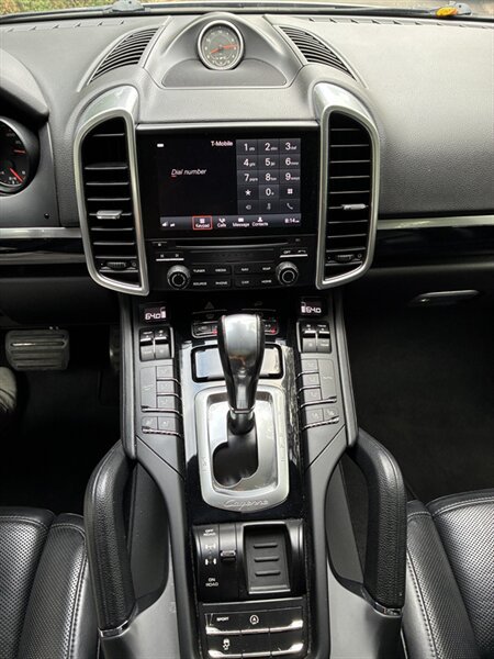 Used 2017 Porsche Cayenne AWD/4WD image 34