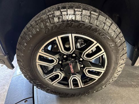 Used 2023 GMC Sierra 2500 AT4 AWD/4WD image 2