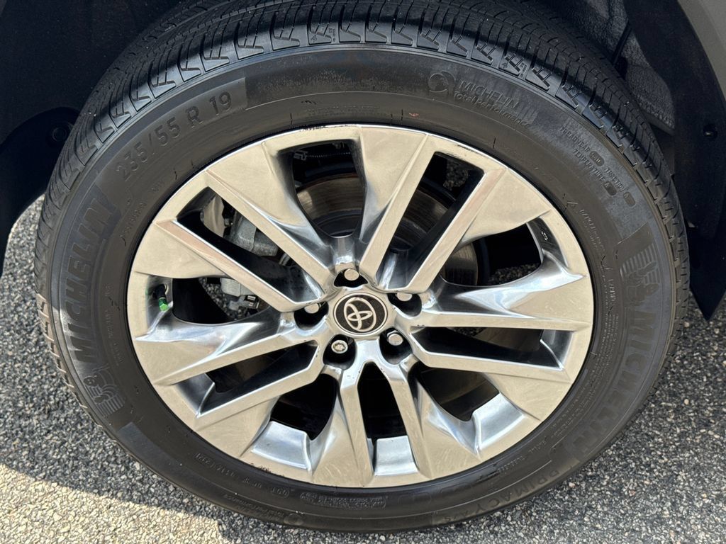 Used 2022 Toyota RAV4 XLE Premium FWD image 19