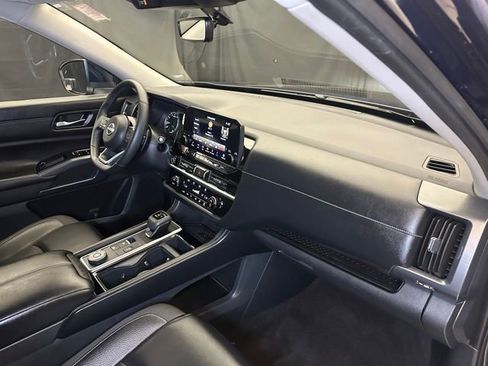 Used 2023 Nissan Pathfinder SL AWD/4WD image 17