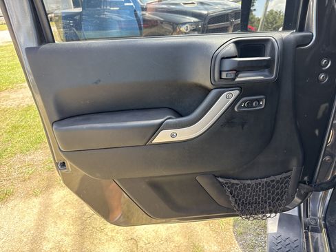 Used 2016 Jeep Wrangler Unlimited Sahara w/ Connectivity Group AWD/4WD image 30