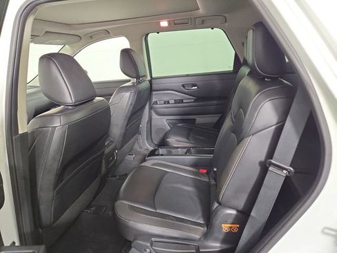 Used 2024 Nissan Pathfinder SL w/ SL Premium Package image 16
