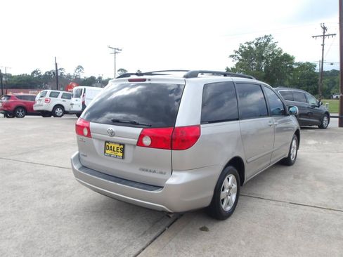 Used 2010 Toyota Sienna FWD image 10