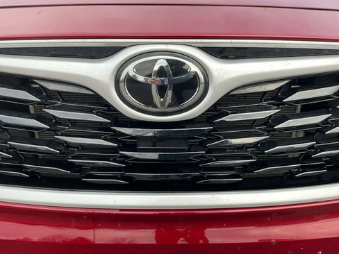 Used 2023 Toyota Highlander XLE image 10