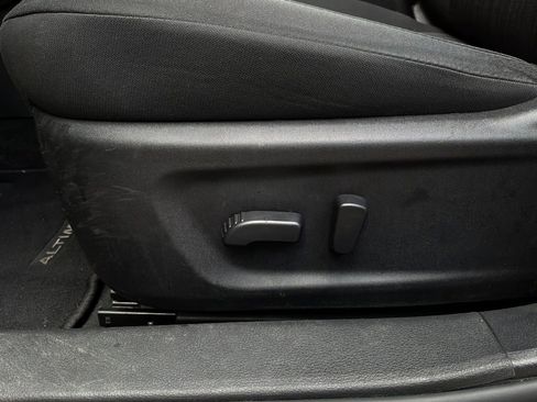 Used 2025 Nissan Altima 2.5 SV FWD image 11