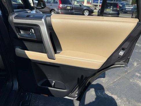 Used 2016 Toyota 4Runner SR5 AWD/4WD image 31
