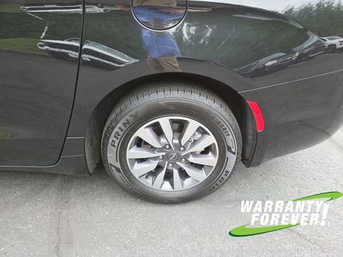 Used 2023 Chrysler Pacifica Touring-L FWD image 21